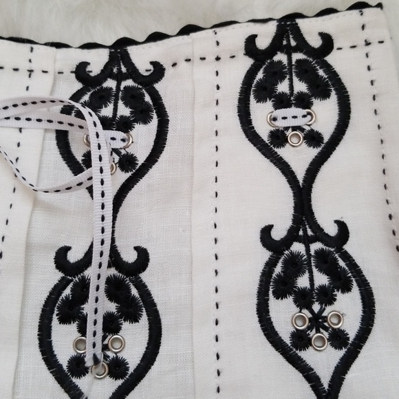 Pretty White and Black Pleated Skirt - Picture 5 of 6